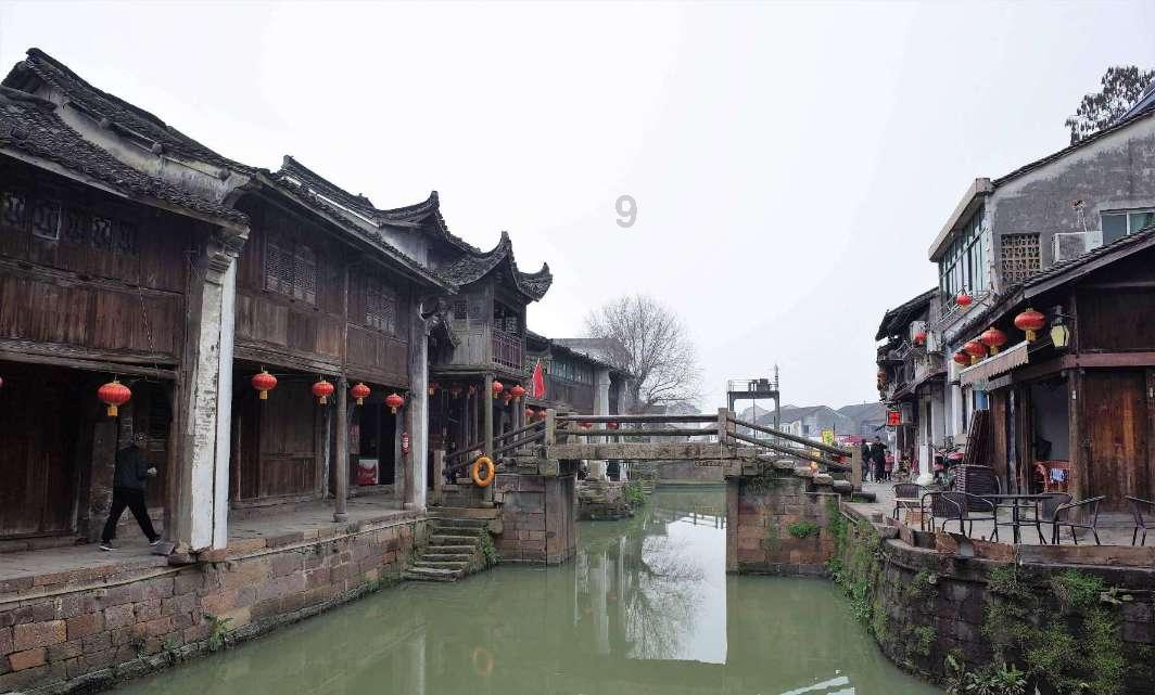 白色斜肩上衣+修身牛仔裤,这样别致的造型是你喜欢的吗?——探索知识的聚集地